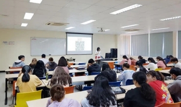 Cô giáo yêu cầu quét mã QR trước khi vào lớp, sinh viên làm theo rồi scan ra hàng tá thứ bất ngờ